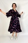 sukienka rozkloszowana czarna w kwiaty z wiskozy
