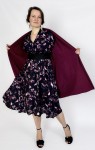 sukienka z wiśniowym swetrem nawiązującym do kwiatowego wzoru SŁOWIKI.jpg