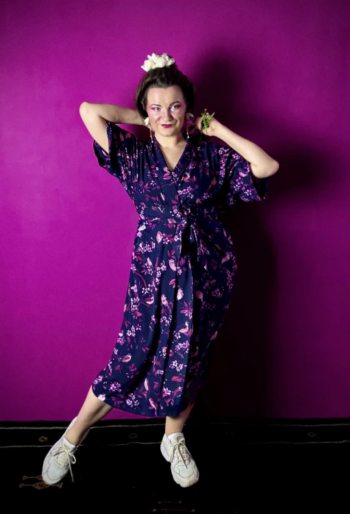JAGODOWE KIMONO sakura współczesna gejsza stylizacja z białymi adidasami.jpg