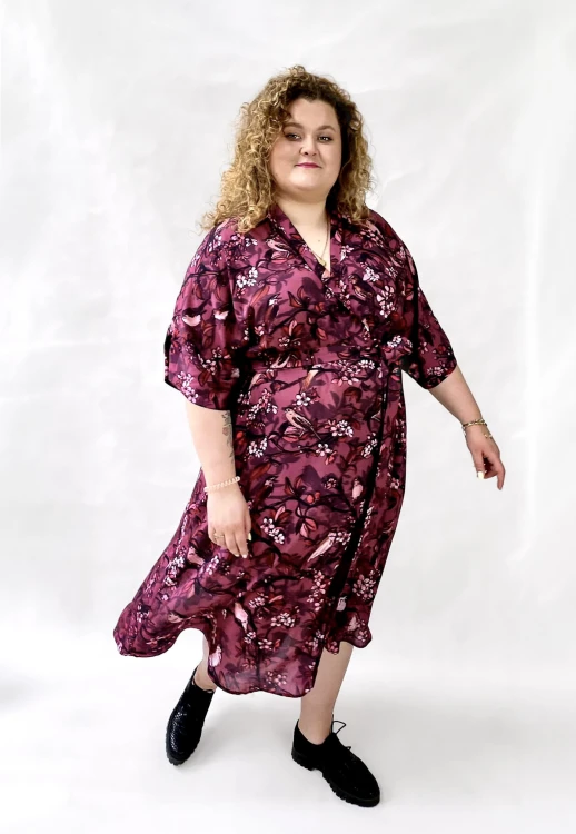 sukienka w kwiaty z wiskozyw w autorski wzór NAWROTANKA dla plussize.jpg