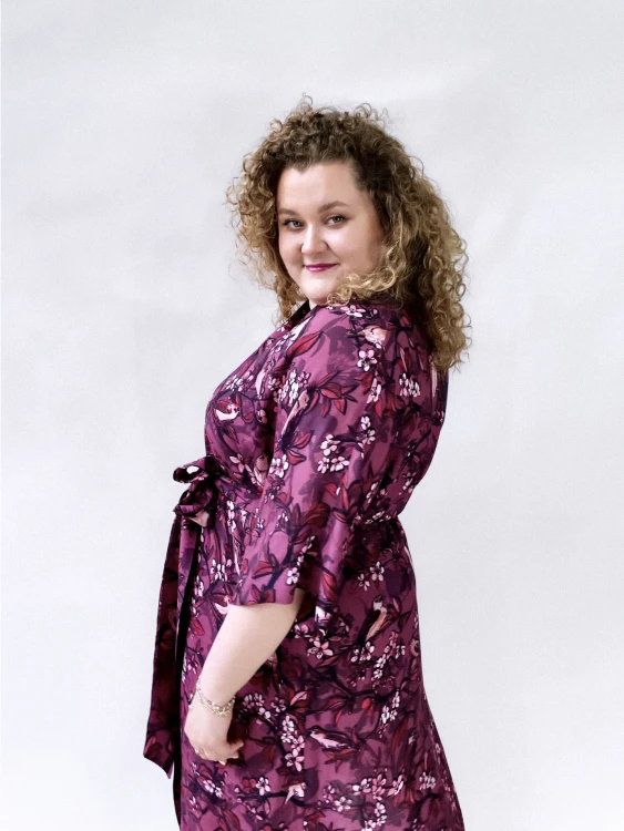 SUKIENKA z rękawem szerokim za łokieć PLUSSIZE3 nawrotanka.jpg