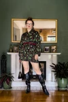 kimono premium mini wzór leśne maliny NAWROTANKA z czarnymi kowbojkami i czerwonym paskiem.jpg
