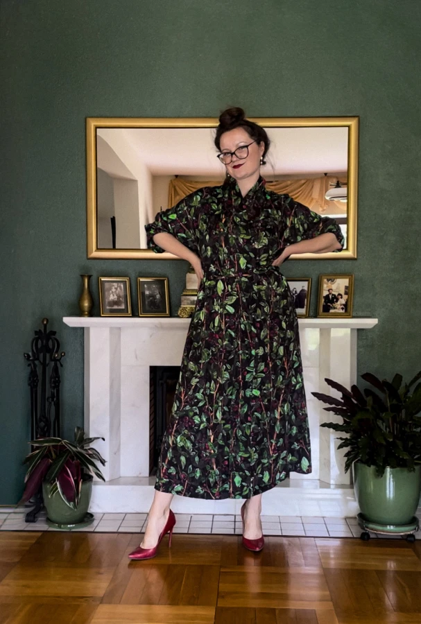 KIMONO MAXI premium sukienka kopertowa wzór leśne maliny NAWROTANKA z czerwonymi szpilkami.jpg