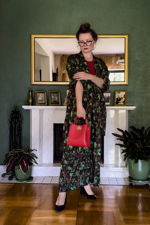 KIMONO MAXI premium wzór leśne maliny NAWROTANKA z czerwoną torebką i balerinami.jpg