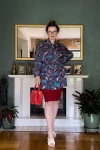 kimono mini premium turkusowy wzór w kwiaty i ptaki SŁOWIKI nawrotanka marynarka do czerwonej spódnicy ołówkowej i białych sandałów.jpg