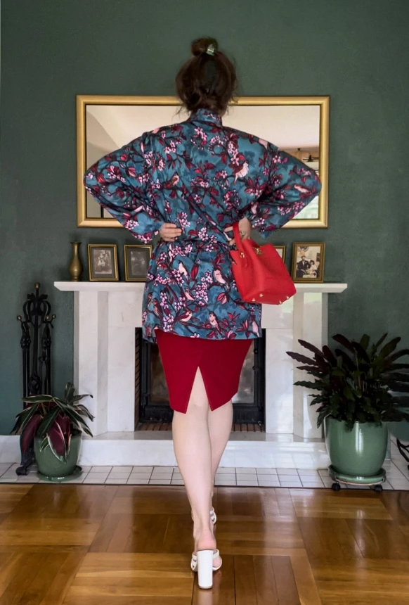 kimono mini premium turkusowy wzór w kwiaty i ptaki SŁOWIKI nawrotanka do czerwonej spódnicy i torebki.jpg