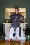 kimono mini premium turkusowy wzór w kwiaty i ptaki SŁOWIKI nawrotanka do białych spodni i czerwonych szpilek.jpg