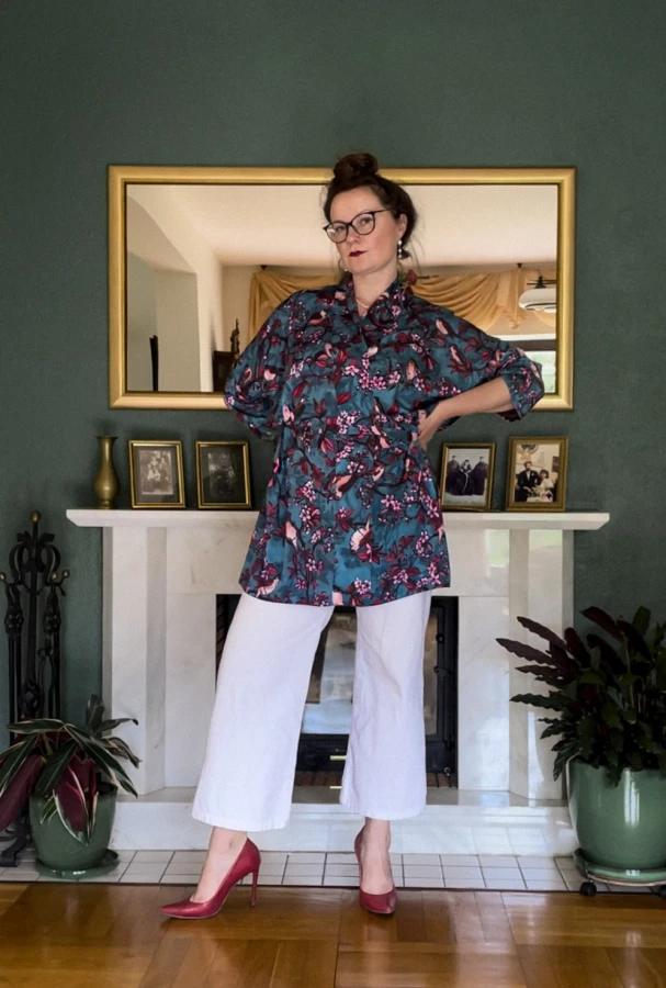 kimono mini premium turkusowy wzór w kwiaty i ptaki SŁOWIKI nawrotanka do białych spodni i czerwonych szpilek.jpg