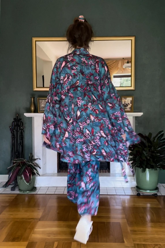 kimono mini + spodnie komplet premium turkusowy wzór w kwiaty i ptaki SŁOWIKI nawrotanka do białych sneakersów.jpg