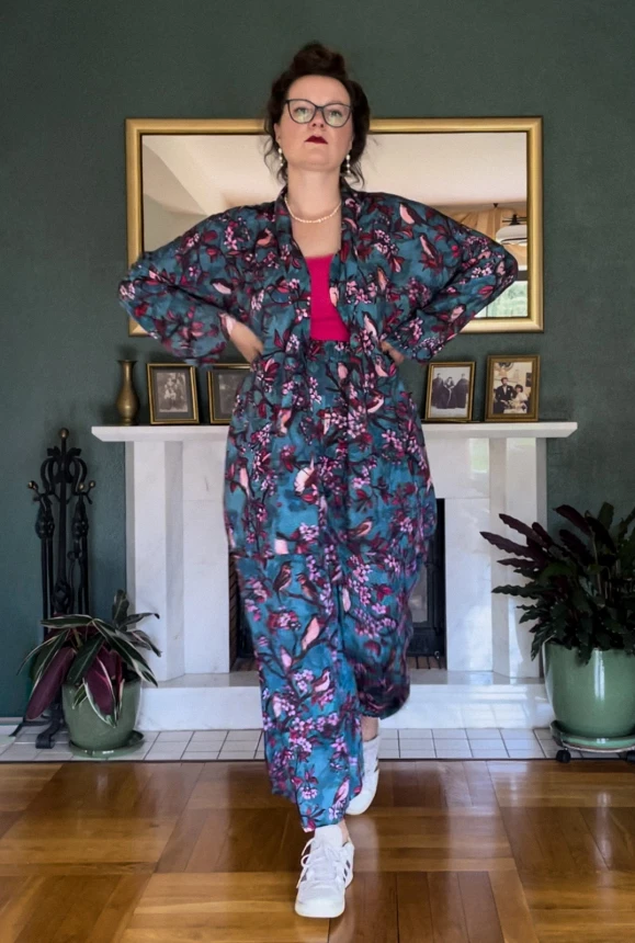 kimono mini + spodnie komplet premium turkusowy wzór w kwiaty i ptaki SŁOWIKI nawrotanka do białych sneakersów (2).jpg