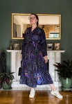 kimono maxi premium IRYSY sukienka kopertowa rozkloszowanym dołem nawrotanka do białych sneakersów.jpg
