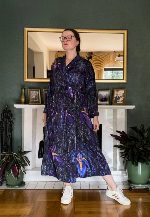 kimono maxi premium IRYSY sukienka kopertowa rozkloszowanym dołem nawrotanka do białych sneakersów.jpg