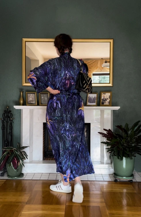 kimono maxi premium IRYSY sukienka kopertowa nawrotanka do białych sneakersów.jpg