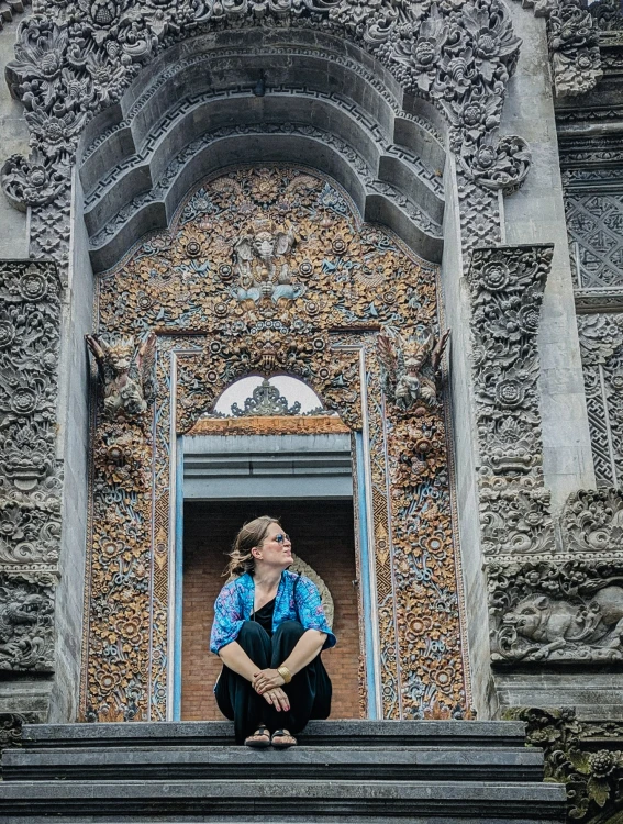 zachwycona klientka na wakacjach na Bali gotek rysuje Gosia Tchorzewska w kimonie w autorski wzór rafa koralowa od NAWROTANKA.jpg