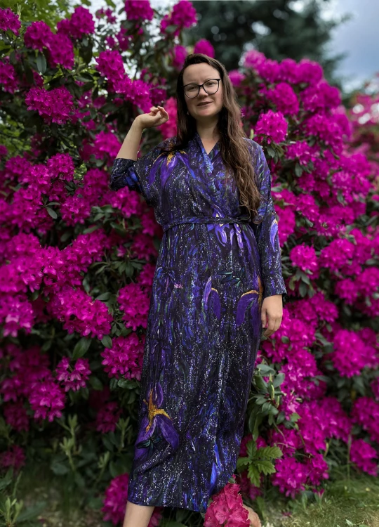 kimono kwiatowy wzór w ogrodzie kwitnące różaneczniki.jpg