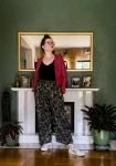 SPODNIE premium z szeroką nogawką wzór leśne maliny NAWROTANKA z czerwoną kurtką skórzaną i sneakersami.jpg
