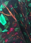 detal-zielonego-printu-lesne-maliny-wzor-botaniczny-owoce-bluza-bawelniana-wiazana-w-talii-paskiem-NAWROTANKA.jpg