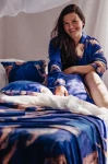 nawrotanka niebieski print chmury kimono, poduszki i narzuta na łóżko.jpg