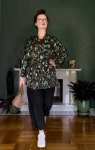 kimono-premium-mini-wzor-lesne-maliny-NAWROTANKA-z-czarnymi-spodniami.jpg