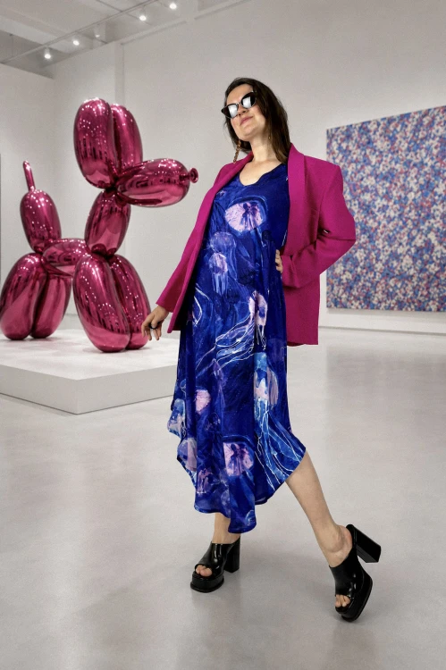 kolorowa sukienka od nawrotanki w muzeum metropolitan art galery nowy jork przy rzezba ballon dog.jpg
