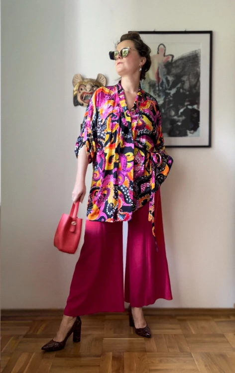 kolorowe kimono w ośmiornice do różowych szerokich spodni i lakierowanych wysokich butów w skórę węża stylizacja do pracy, na spotkanie biznesowe z przyjaciółką na mieście z czerowną torebką kuferkiem NAWROTANKA.jpg
