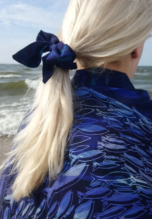 gumka-schrunchie-z-szarfa-i-granatowe-kimono-z-wiskozy-print-w-rybki-NAWROTANKA.jpg