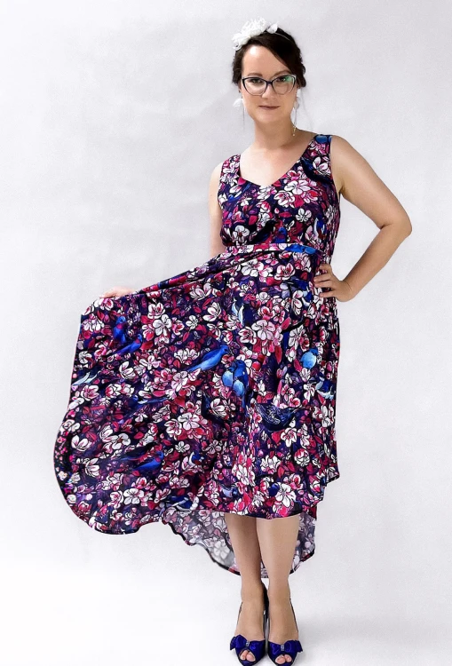 sukienka na wesele elegancka stylizacja w kolorowy wzór ptaki i kwiaty NAWROTANKA.jpg