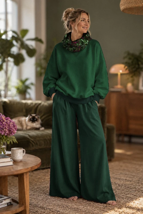 bluza zielona maliny i zielone spodnie.png