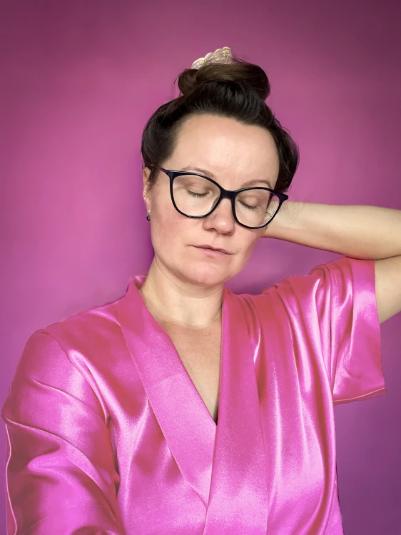 KIMONO krótkie różowe z wiskozy satynowej1.png