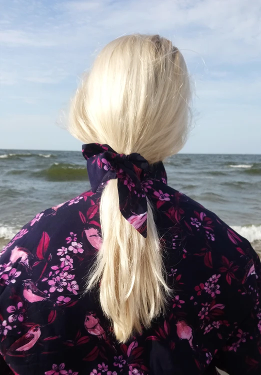 granatowe gumka scrunchie z wiskozy kwiatowy wzór NAWROTANKA