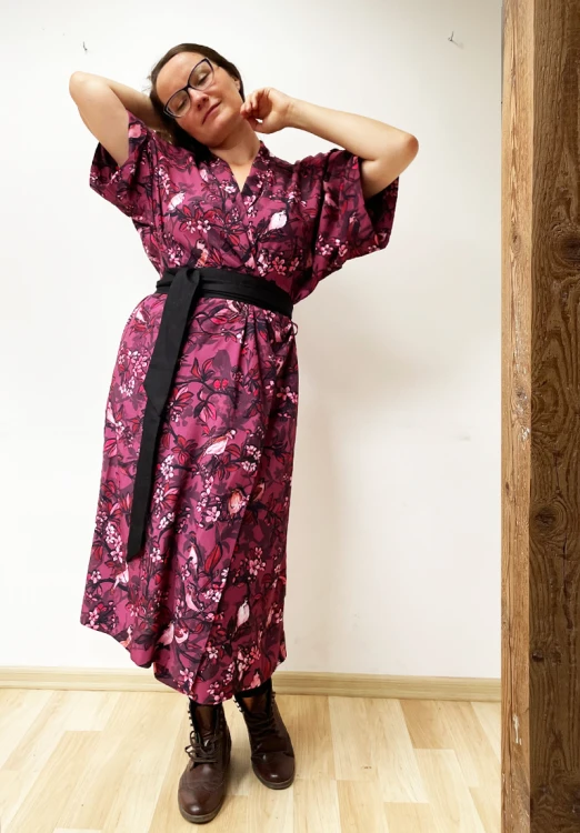 różowe kimono z wiskozy w kwiaty NAWROTANKA