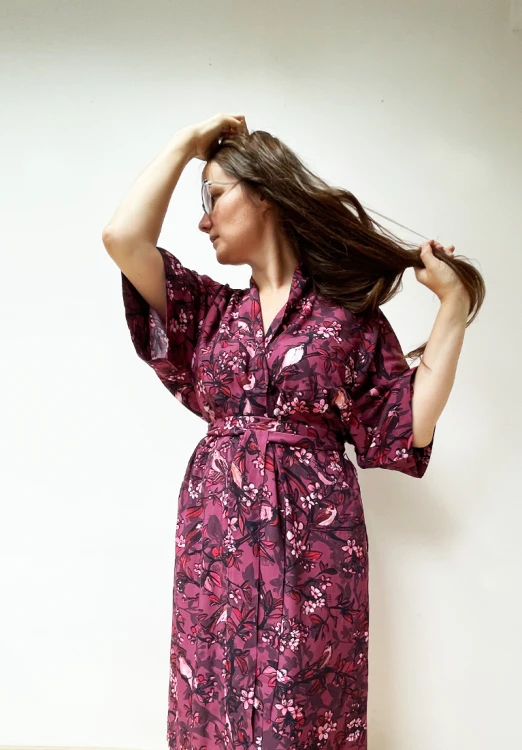 bordowe kimono z wiskozy kwiatowy wzór dla druhny NAWROTANKA